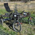 L'Aggrozouk est un vélo couché porte-outil polyvalent pour les travaux agricoles de surface.